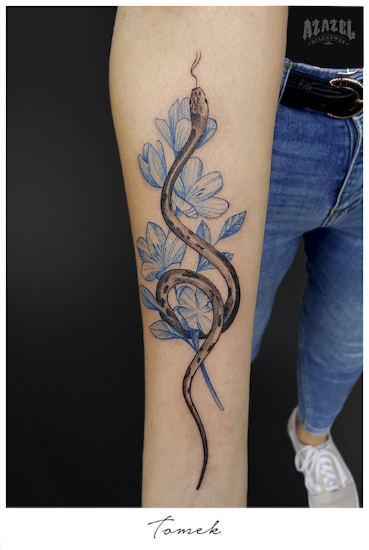 Damski tatuaż z wężem na przedramieniu