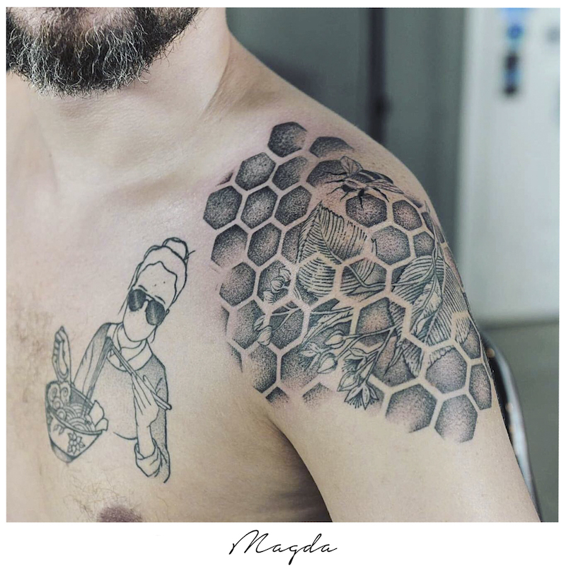 Tatuaż geometryczny przedstawiający plaster miodu na ramieniu