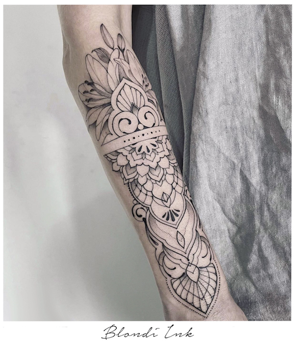 Rękaw na przedramieniu przedstawiający tatuaż geometryczny