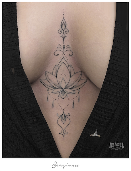 Tatuaż geometryczny kwiat lotosu między piersiami