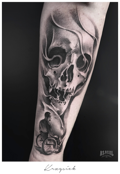 Czarno biała czaszka na ramieniu, wzór tatuażu dla mężczyzn
