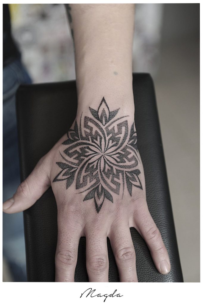 Geometryczny tatuaż na dłowni