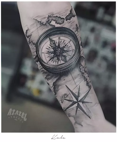 Wzór tatuażu realistycznego przedstawiającego kompas na mapie