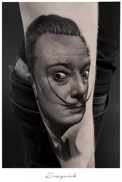 Salvador Dali jako tatuaż realistyczny