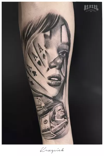 Kobieta z kartami na twarzy jako pomysł na tatuaż realistyczny