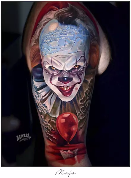 Tatuaż realistyczny przedstawiający klauna Pennywise z filmu TO
