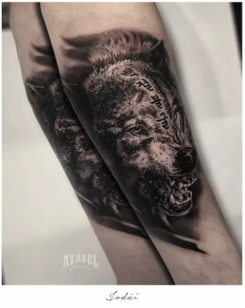 Głowa wilka jako realistyczny tatuaż