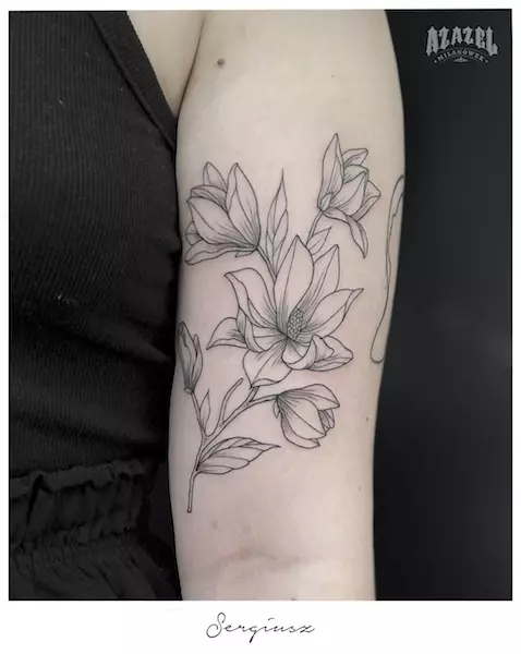 Tatuaż minimalistyczny pokazujący kwiaty na ramieniu