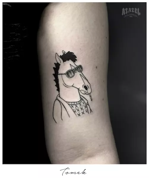 Tatuaż BoJack Horseman na przedramieniu jako tatuaż minimalistyczny