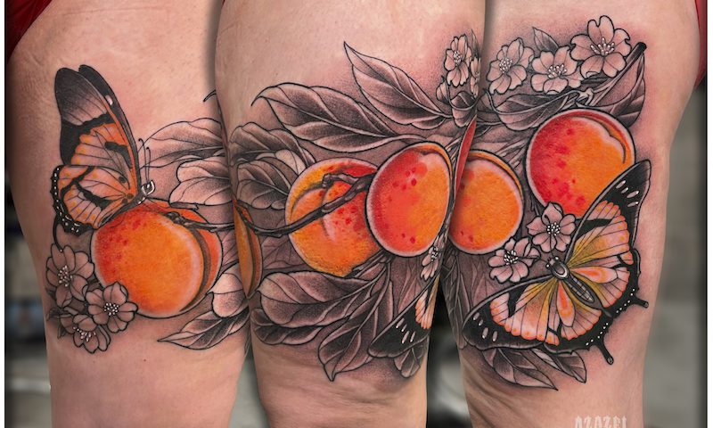 Damski tatuaż brzoskwinie