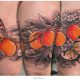 Damski tatuaż brzoskwinie
