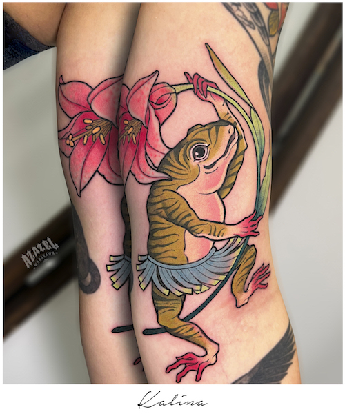 Damski tatuaż typu żaba zkwiatem w ręce
