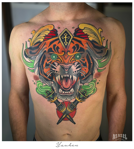 Kolorowy tygrys na klatce piersiowej, wzór tatuażu męskiego