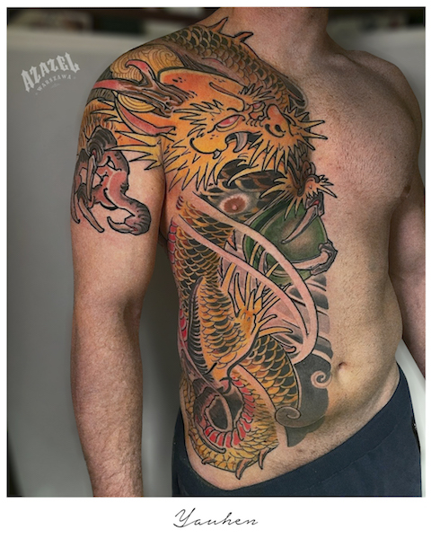Męski tatuaż z japońskim motywem przedstawiającym smoka