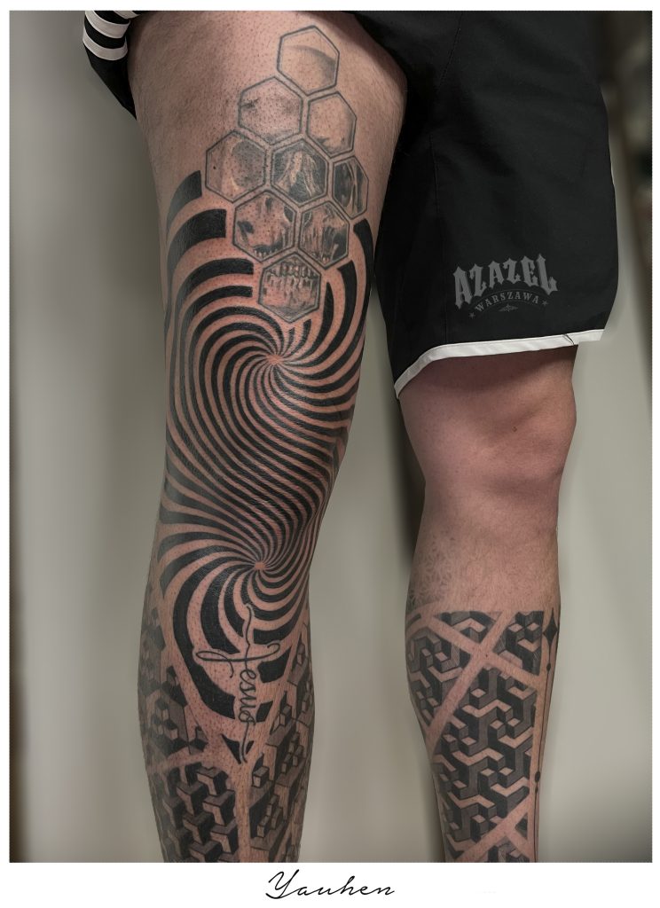 Tatuaż geometryczny na nogach