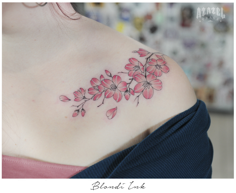 Damski tatuaż z kwiatami na obojczyku