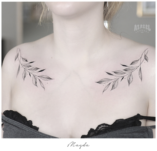 Tatuaż przedstawiający liście na obojczykach