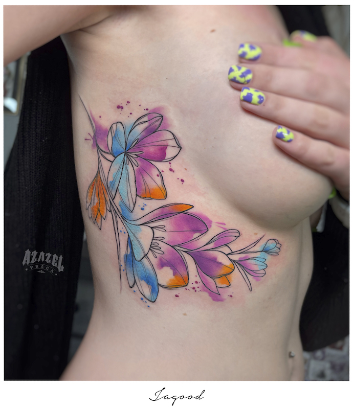Damski tatuaż z kwiatami na żebrach