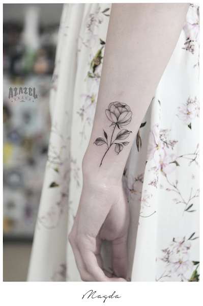 Kwiat na przedramieniu jako tatuaż minimalistyczny