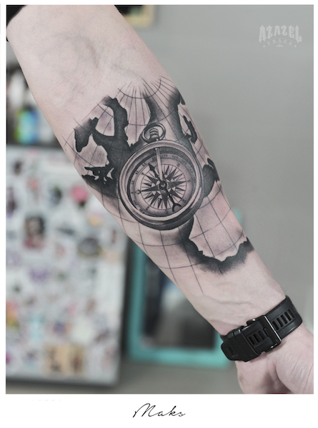 Tatuaż męski z kompasem na ramieniu