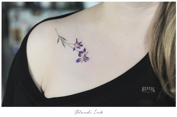 Kwiaty na obojczyku jako tatuaż minimalistyczny