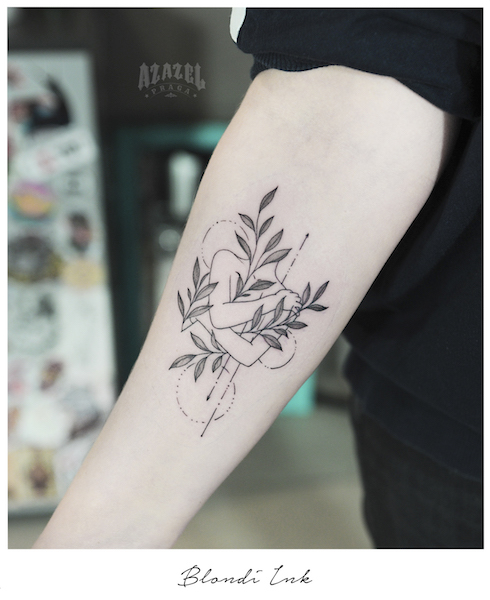 Florystyczny wzór tatuażu minimalistycznego na przedramieniu