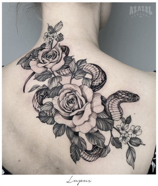 Tatuaż damski czarny z kwiatami na plecach