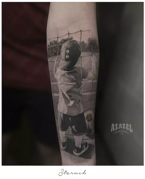 Tatuaż realistyczny na przedramieniu przedstawiający postać syna