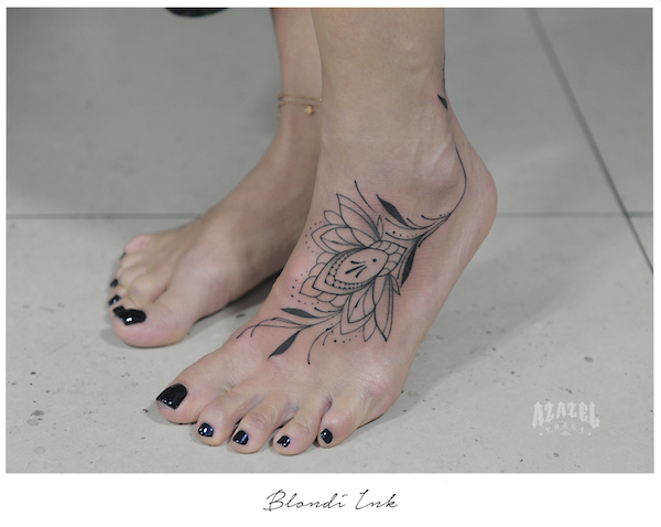 Geometryczny tatuaż na stopie